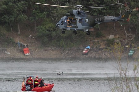 Složky IZS nacvičovaly záchranu z vodní hladiny pomocí vrtulníku