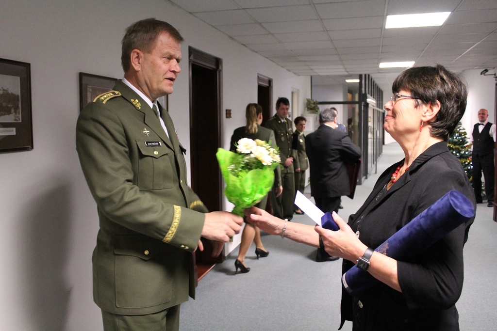 Armádní generál Josef Bečvář předal oceněným pracovníkům pamětní mince a peněžité odměny