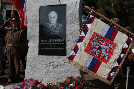 V Hroznatíně byl odhalen památník generálu Ludvíku Svobodovi 