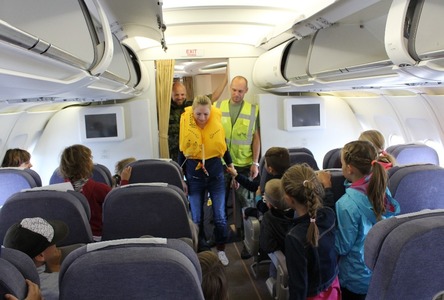Názorná ukázka použití záchranné vesty v letounu Airbus A-319 CJ