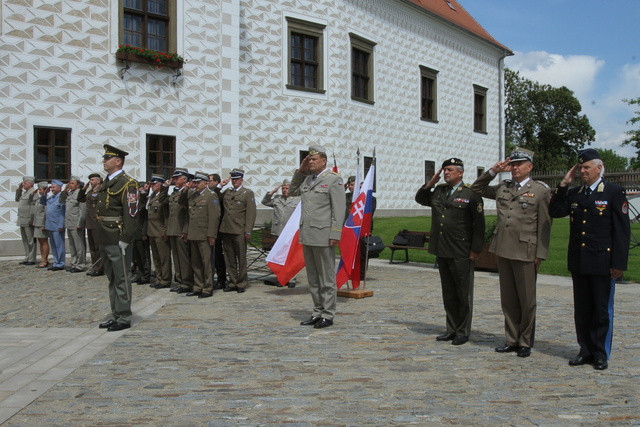 Slavnostní ceremoniál před zámkem Valeč při zahájení pracovního jednání NGŠ zemí V4