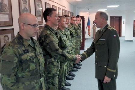 Armáda díky náboru získala osm nových právníků