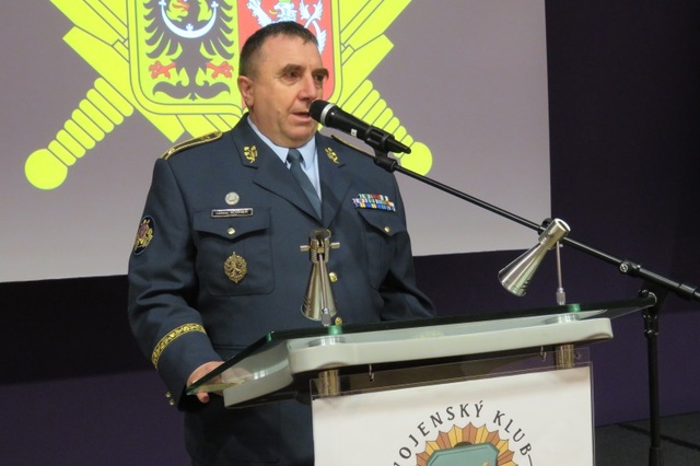 Generál Košner během vystoupení k účastníkům Běžecké ligy