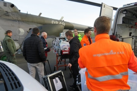Z příprav před odletem ECMO týmu z pražských Kbel