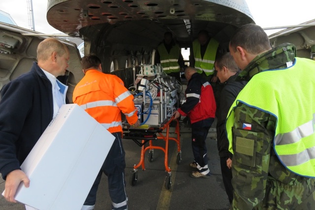 Z příprav před odletem ECMO týmu z pražských Kbel