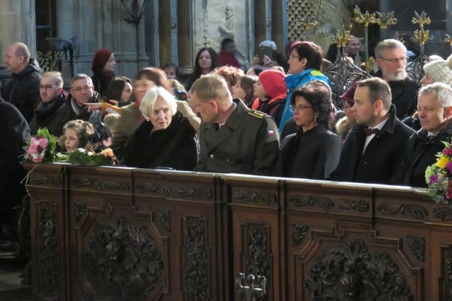 Běla Jensen a generál Bečvář během rozhovoru před mší