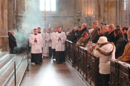 Příchod duchovních na mši