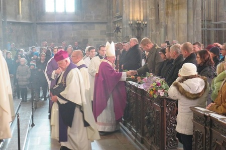 Kardinál Duka se zdraví s generálem Bečvářem