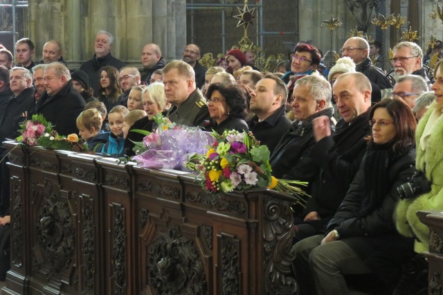 Generál Bečvář mezi hosty stonožkové mše v katedrále