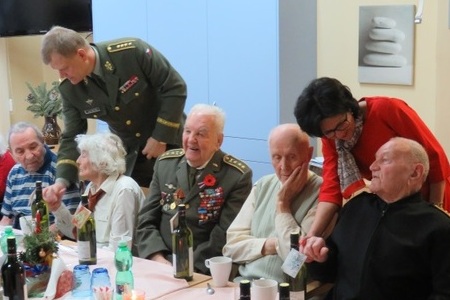 Armádní generál Josef Bečvář popřál klidné Vánoce a vše nejlepší do nového roku válečným veteránům