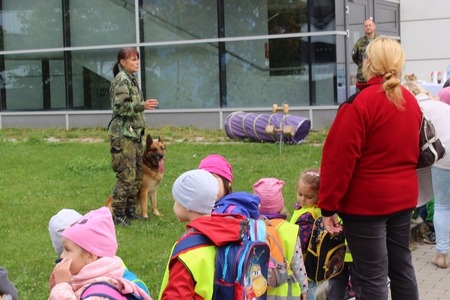 Děti hospitalizované v motolské nemocnici bavila armáda, psovodi i sokolník