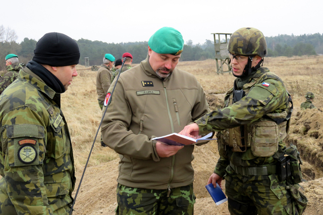 Plukovník Lipka během objasňování plněného úkolu
