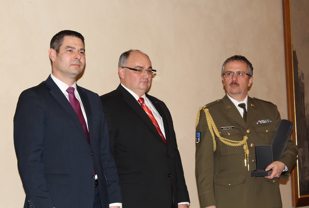 Stříbrnou medaili Za zásluhy o bezpečnost ČEPS převzal major Roman Čech