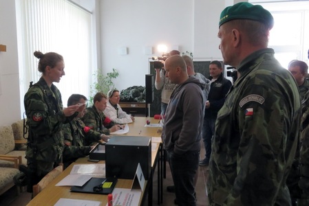 Na pracovišti příjmu osob si každý vyslechne informaci o svém zařazení do jednotky