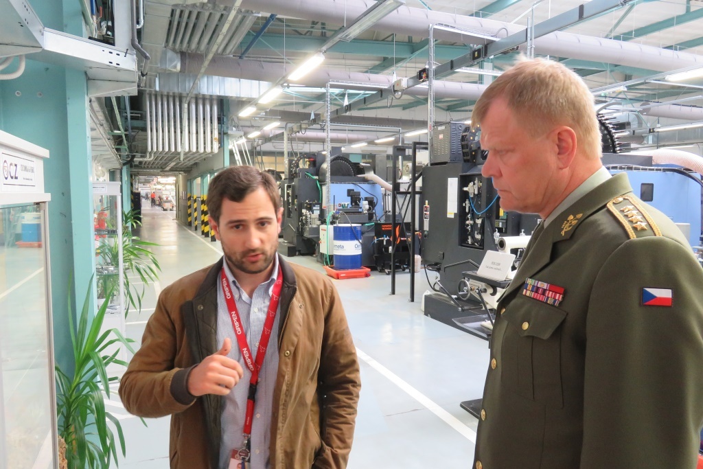 Diskuze o technologii výroby v jedné z výrobních hal