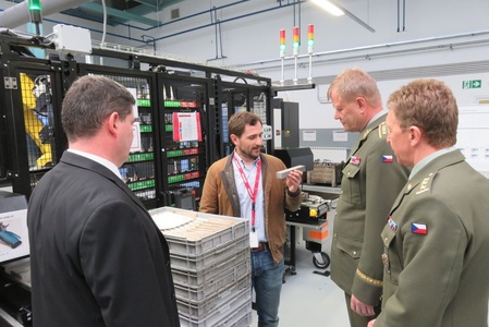 Z tohoto ocelového hranolu vznikne na CNC obráběcím centru závěr pistole