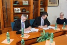 Podpis dohody mezi AFCEA a AOBP (vlevo Jiří Hynek, vpravo Tomáš Müller)