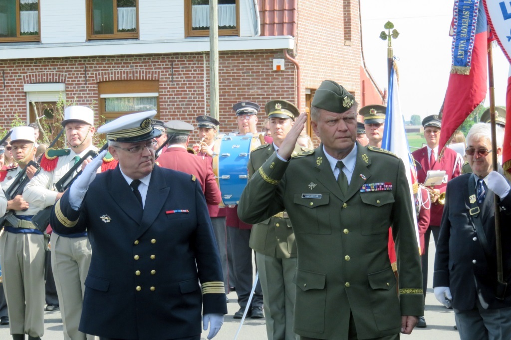 Generál Josef Bečvář a námořní kapitán Verpiot zdraví nastoupení jednotky a historické prapory