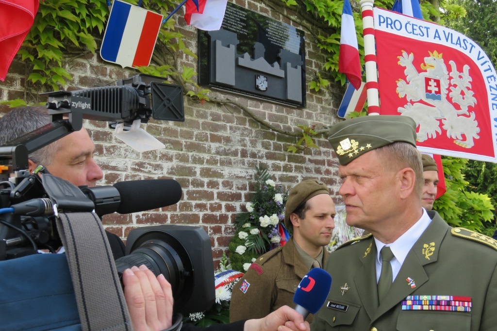 Generál Josef Bečvář odpovídá na otázky médií