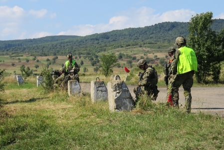 Střelby z protitankové zbraně Carl Gustav, v popředí voják s útočnou puškou Bren 2 a podvěsným granátometem