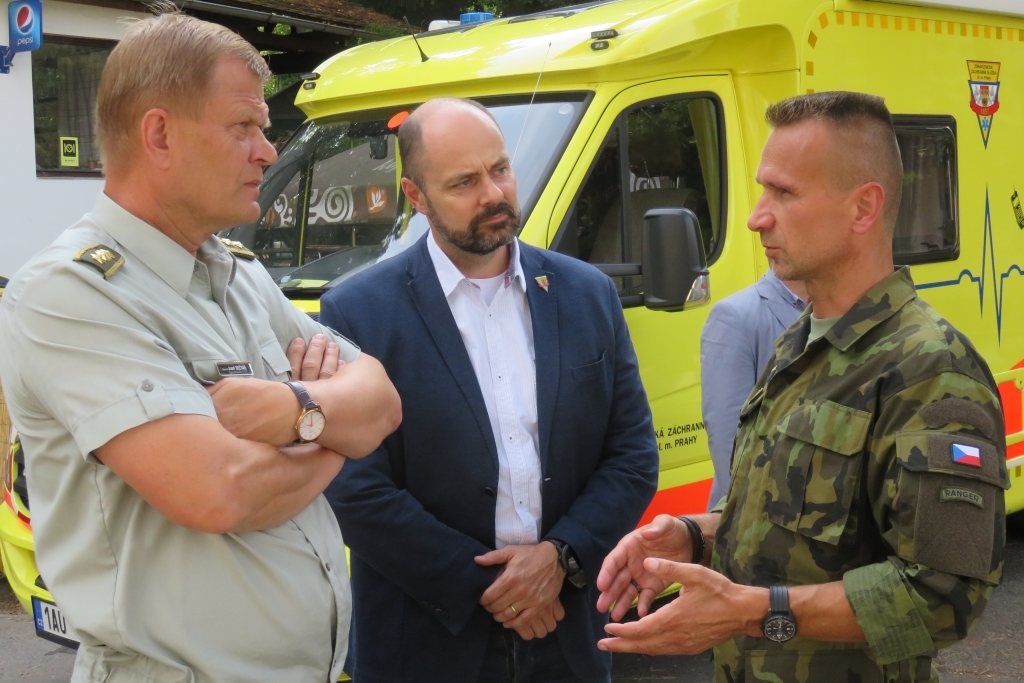 Generál Josef Bečvář hovoří s ředitelem Zdravotnické záchranné služby hl.m. Prahy Petrem Kolouchem a organizátorem Army testu kapitánem Ludvíkem Cimburkem
