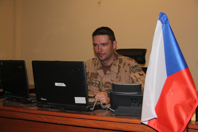 Velitel 3. SR BAF kapitán Petr Liška při videokonferenci ujišťoval, že o vojáky je v Bagrámu dobře postaráno