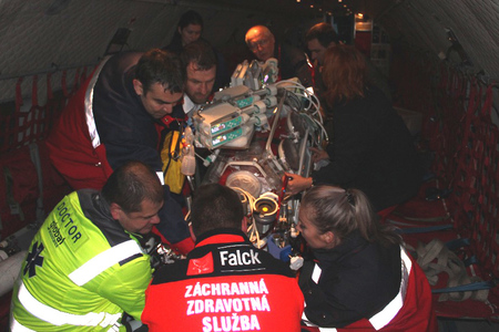 Armádní letoun přepravil ECMO tým za vážně nemocným dítětem do Bratislavy