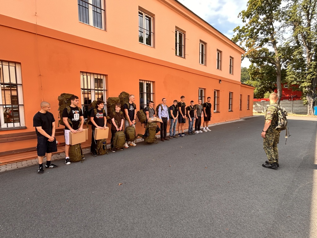 První den Dobrovolného vojenského cvičení u Hradní stráže
