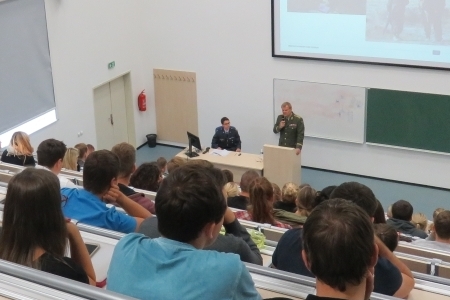 Generál Bečvář diskutoval se studenty biomedicínského inženýrství v Kladně