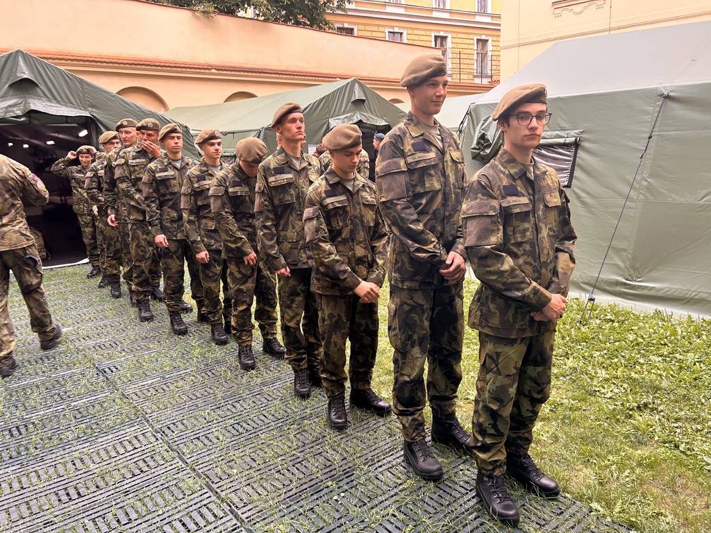 První den Dobrovolného vojenského cvičení u Hradní stráže