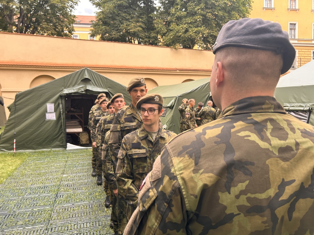 První den Dobrovolného vojenského cvičení u Hradní stráže
