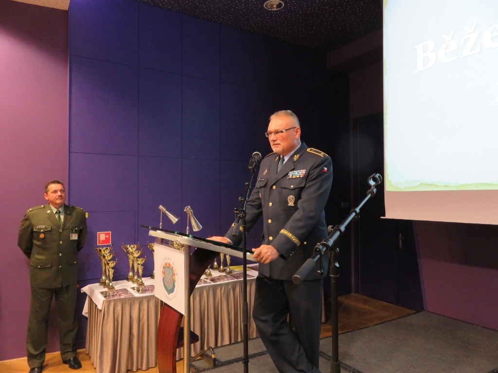 Brigádní generál Jaromír Alan hovoří k účastníkům Běžecké ligy 2017