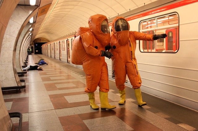 Hasiči během zásahu v metru, které bylo zamořeno neznámou chemikálií