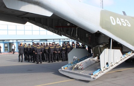 Armáda zajišťuje přepravu policistů do Makedonie