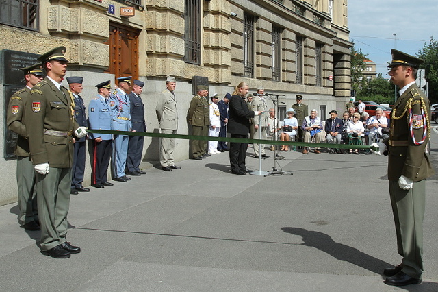 Slavnostní akt před budovou GŠ AČR v Praze - Dejvicích