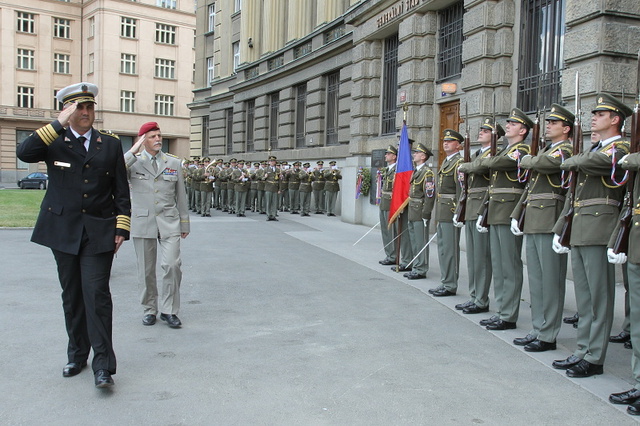Oficiální přivítání admirála Dragana Samardžiće v Praze před budovou Generálního štábu