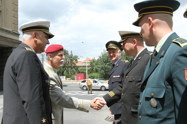 Generál Pavel zdraví členy delegace Ozbrojených sil Černé Hory