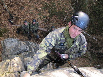 Štáb libereckých chemiků cvičil kvůli možnému nasazení střelbu i přežití v přírodě 