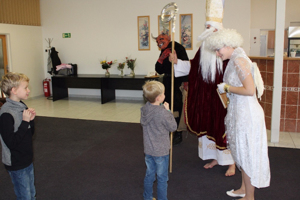 Drobnou sladkost dostaly děti od Mikuláše