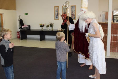 Drobnou sladkost dostaly děti od Mikuláše