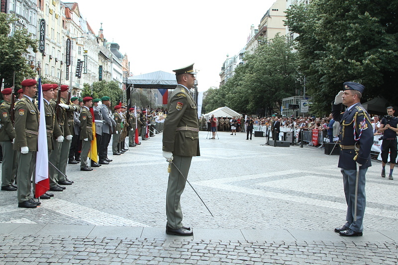Reporting to the Commander of the Prague Garrison Command, Colonel Milan Virt, at the beginning of DrillFest 2017 in Prague