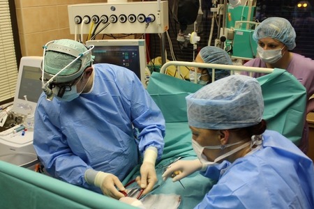 Letos už podruhé přepravil armádní vrtulník ECMO tým za miminkem v ohrožení života