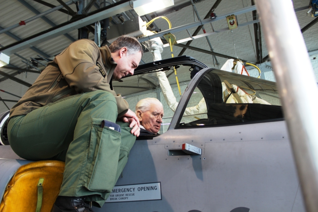  Zástupce velitele 21. základny a aktivní pilot letounu JAS-39 Gripen plukovník Martin Nezbeda (vlevo) diskutoval s generálmajorem Emilem Bočkem (v kokpitu JAS-39 Gripen) 