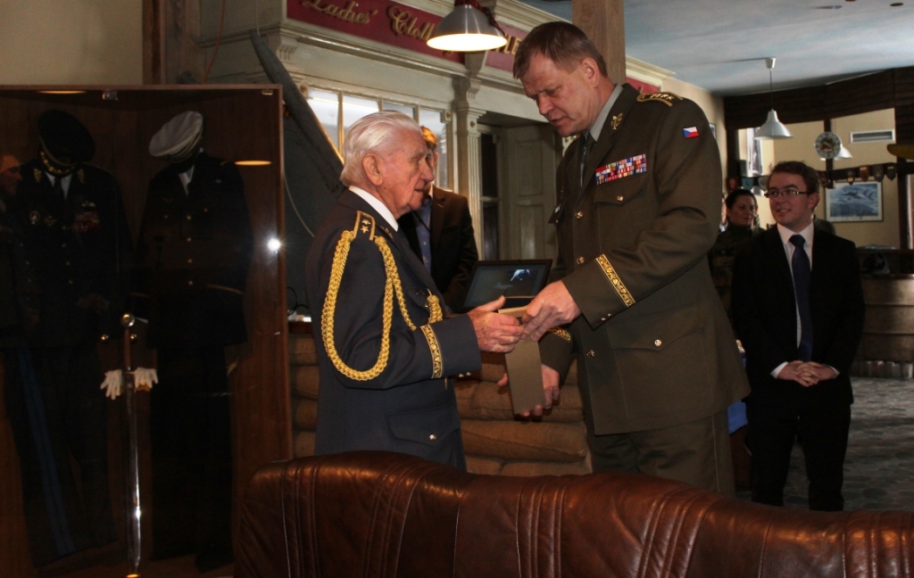  K narozeninám popřál generálu Bočkovi také náčelník GŠ AČR armádní generál Josef Bečvář