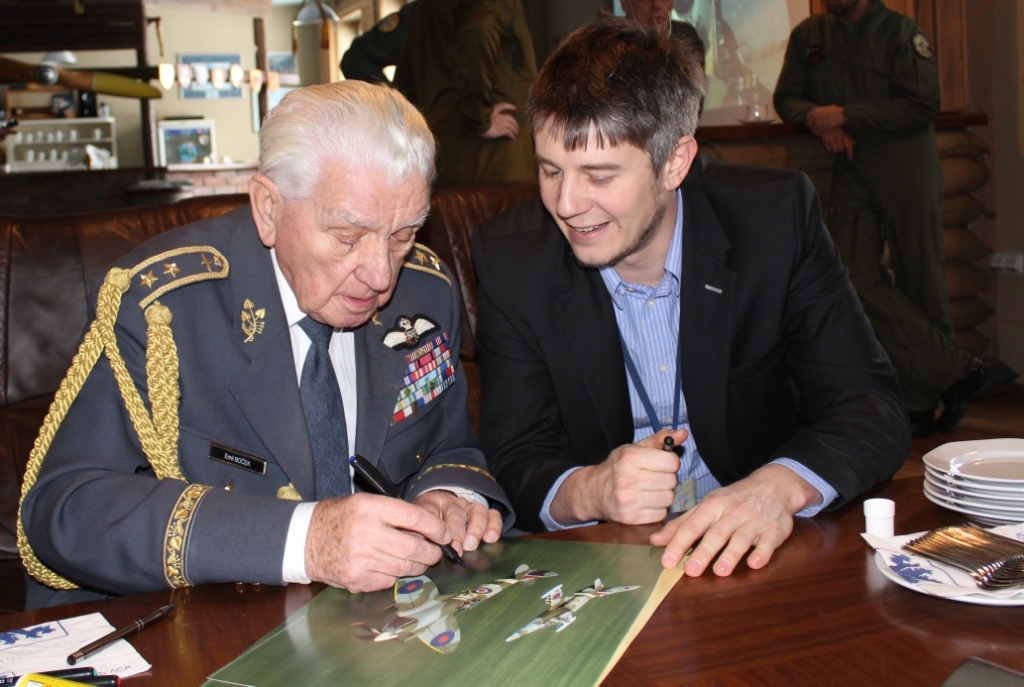  V rámci neformální diskuze se podepsal příslušníkům 21. základny válečný veterán a hrdina generálmajor Emil Boček
