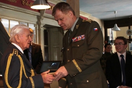 Základnu v Čáslavi navštívili generálové Josef Bečvář, Emil Boček i kardinál Dominik Duka