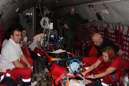 Armádní letoun CASA přepravil ECMO tým za kriticky nemocným dítětem do Ostravy