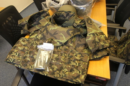 Armáda zapůjčila humanitárním pracovníkům neprůstřelné vesty