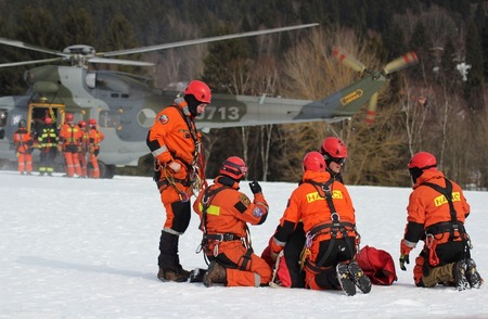 Letečtí záchranáři a hasiči zachraňovali zraněné na Špičáku. Naštěstí jen cvičně