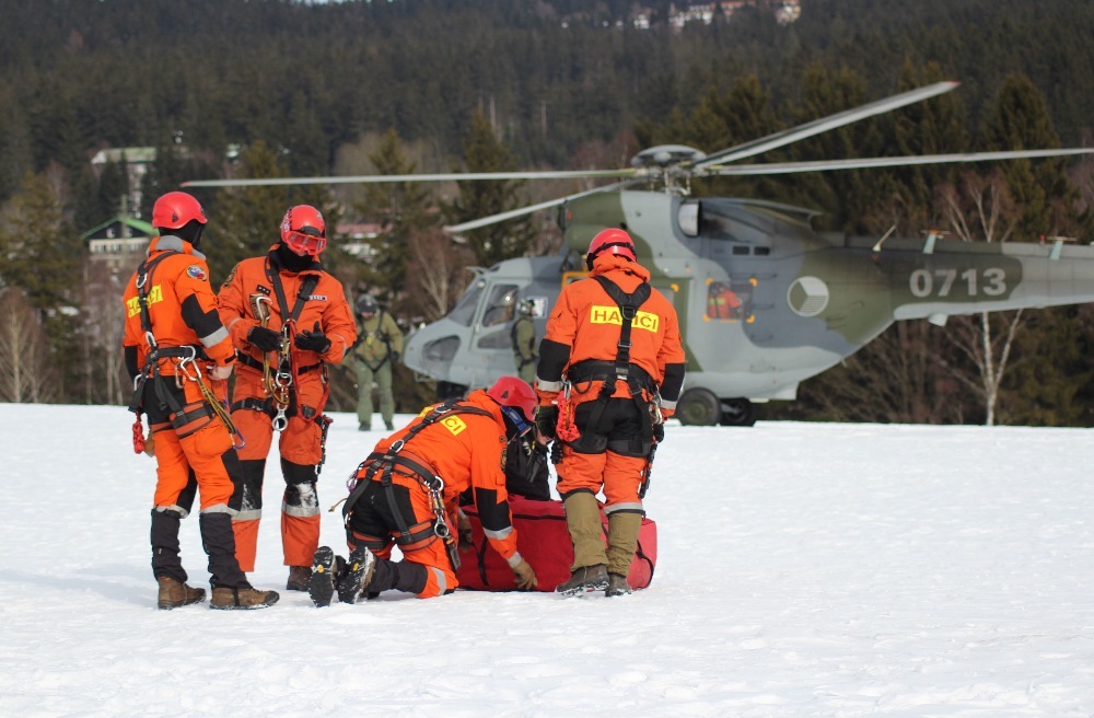 Cvičení posádek vrtulníku W-3A Sokol a záchranářů HZS Plzeň probíhalo na Šumavě  